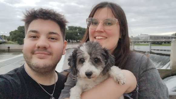 Santiago con su perrita y novia